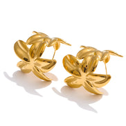 Boucles d'oreilles Huggie Fleur Dorée Émaillée Verte et Rose, bijoux de mode exquis en acier inoxydable, polyvalents pour le quotidien,