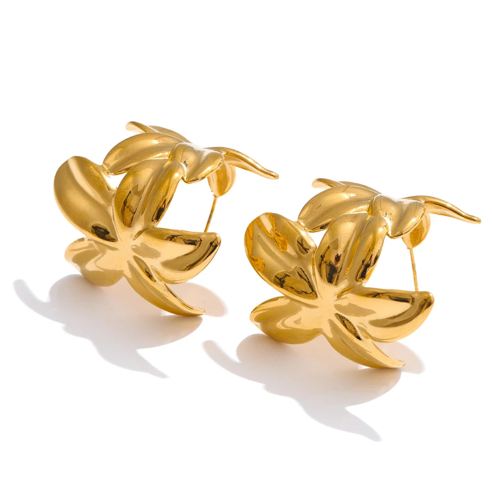 Boucles d'oreilles Huggie Fleur Dorée Émaillée Verte et Rose, bijoux de mode exquis en acier inoxydable, polyvalents pour le quotidien,