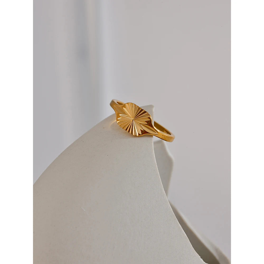Bague fine rayures géométriques plaqué or véritable