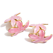 Boucles d'oreilles Huggie Fleur Dorée Émaillée Verte et Rose, bijoux de mode exquis en acier inoxydable, polyvalents pour le quotidien,