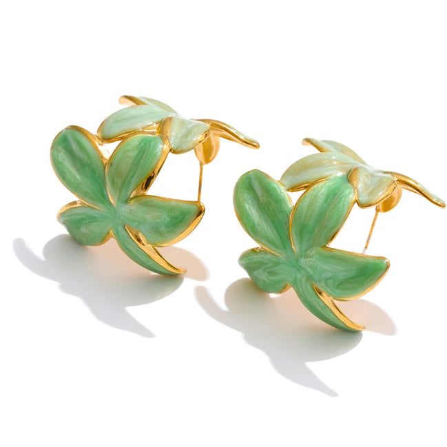 Boucles d'oreilles Huggie Fleur Dorée Émaillée Verte et Rose, bijoux de mode exquis en acier inoxydable, polyvalents pour le quotidien,